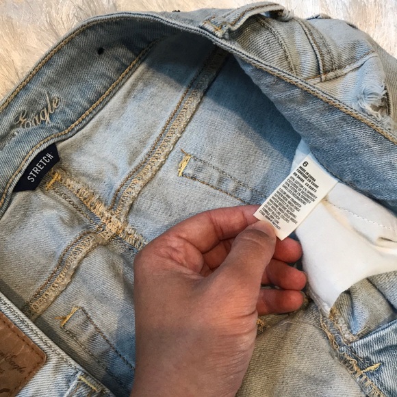 Ae distressed jean shorts size 6 - Picture 3 of 3